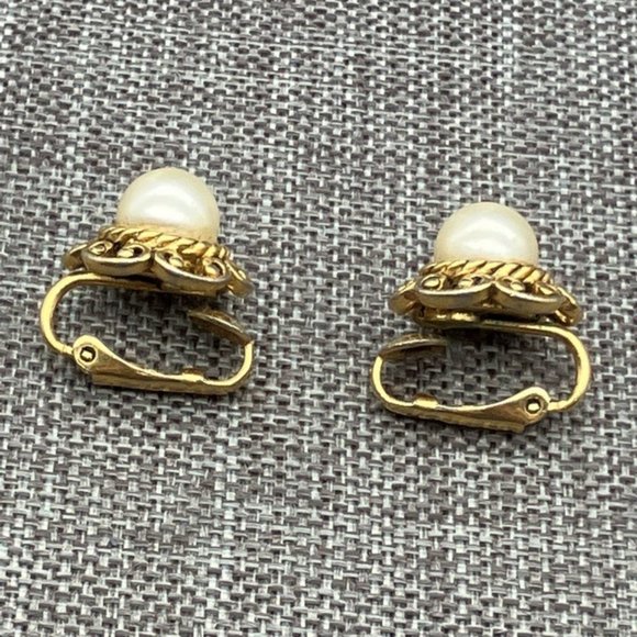 Clip On Earrings White Round Pearl Gold Scroll Rope Vintage Retro Granny Soft Gi - Picture 3 of 4